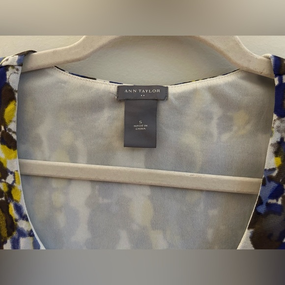 Ann Taylor Multicolor Abstract Short Sleeve Top, Size Small - Picture 3 of 9